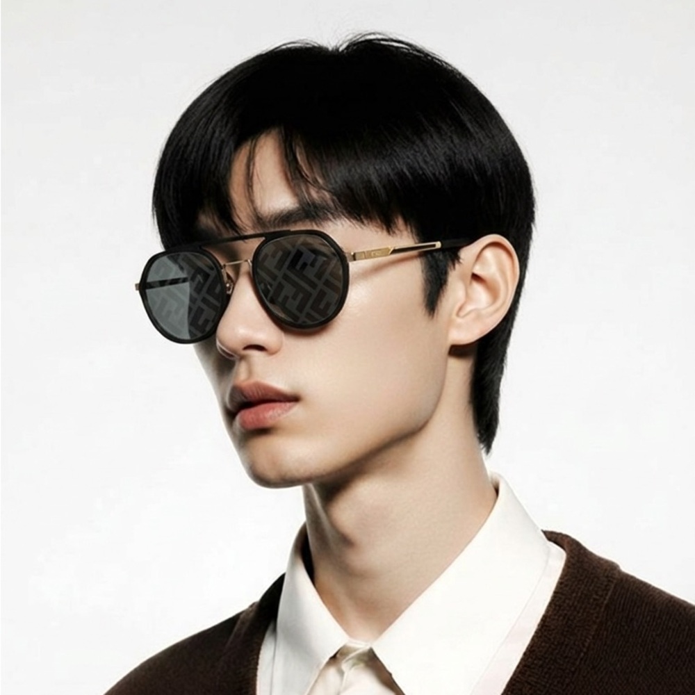 NEW  AUTHENTIC Fendi FE40040U 02C Pattern Pilot Sunglasses – Black / Grey